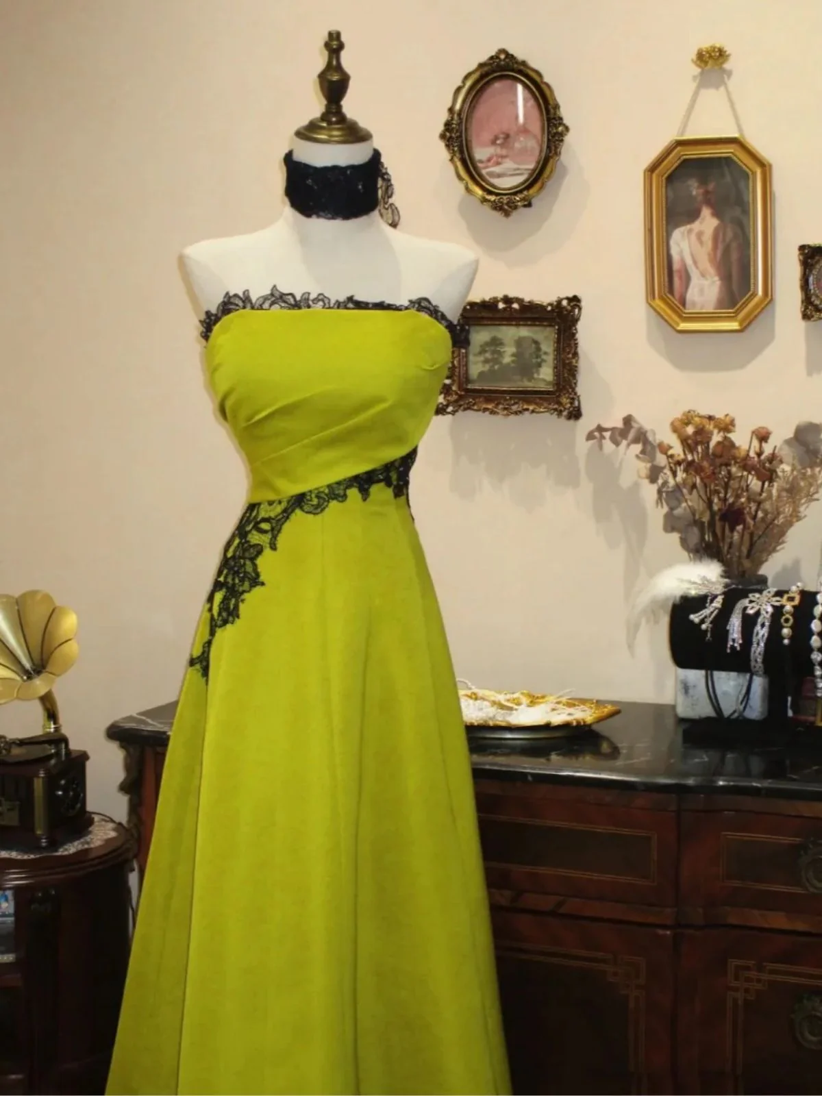 Elegant A Line Green Evening Gowns with Black Lace Appliqué Floor Length Prom Dress