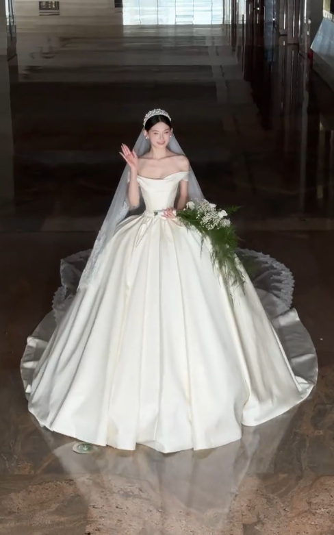 Modest Off-Shoulder Ball Gown Satin Long Wedding Dresses Appliqué White Bridal Dress