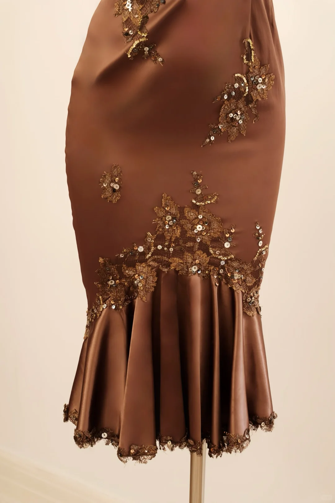 Sexy Brown Sheath V Neck Prom Dress Appliques Lace Satin Short Formal Dress Outfits
