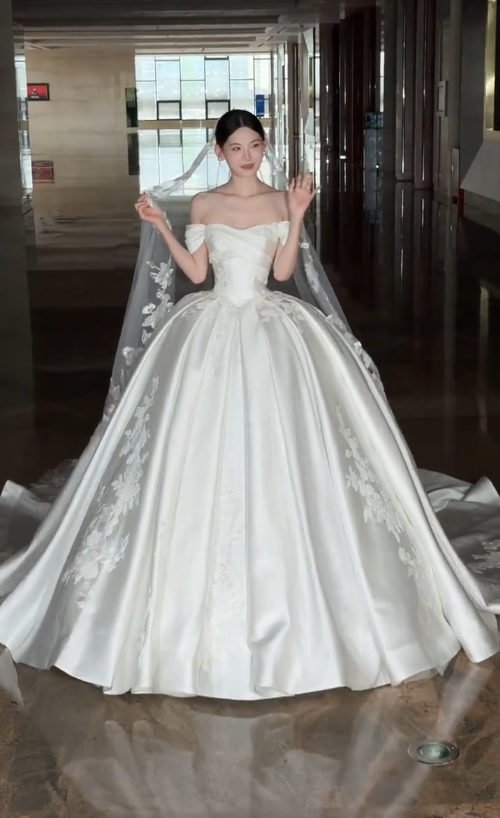 Modest Off-Shoulder Ball Gown Satin Long Wedding Dresses Appliqué White Bridal Dress