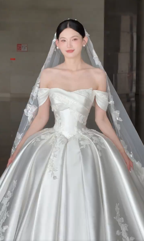 Modest Off-Shoulder Ball Gown Satin Long Wedding Dresses Appliqué White Bridal Dress