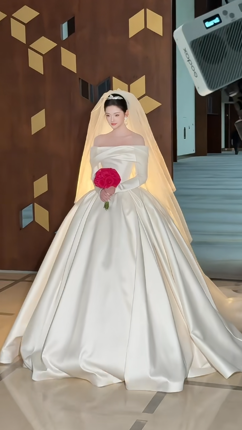 Luxury Off-shoulder Long Wedding Dresses Satin Bridal Gowns Long Sleeves Bridal Dress