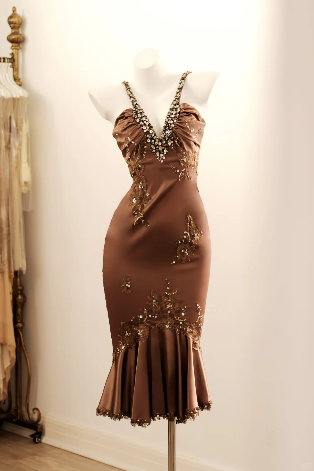 Sexy Brown Sheath V Neck Prom Dress Appliques Lace Satin Short Formal Dress Outfits