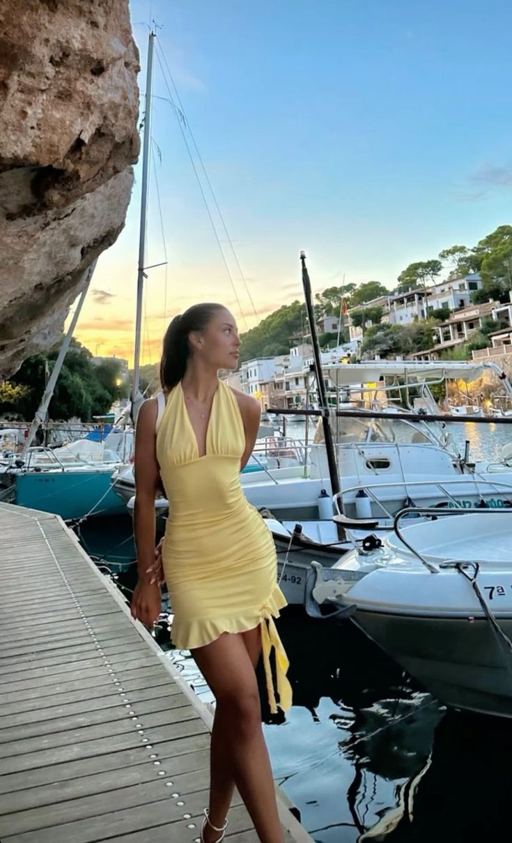 Elegant Yellow Halter Neck Slim Fit 19th Birthday Dress Short Formal Dresses