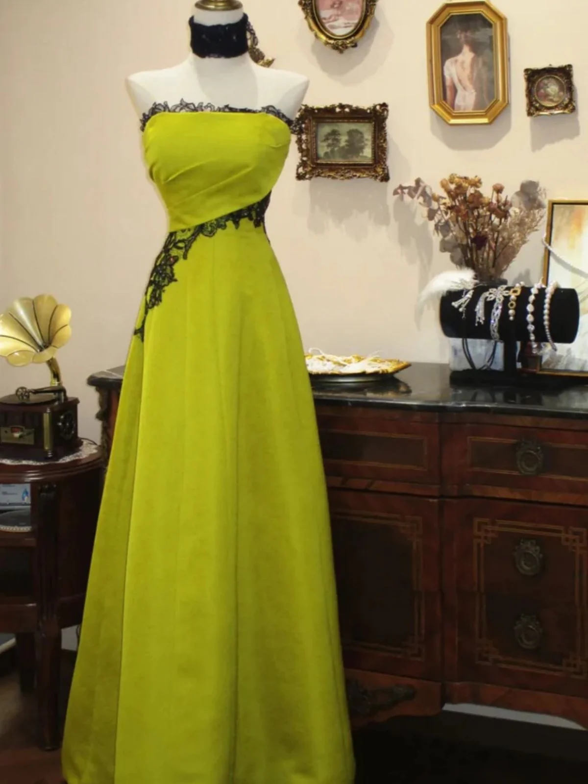 Elegant A Line Green Evening Gowns with Black Lace Appliqué Floor Length Prom Dress