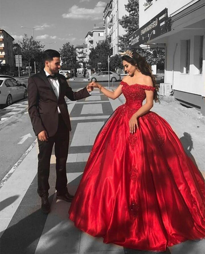 Red Sweetheart Off Shoulder Satin With Appliques Ball Gown Prom Dresses